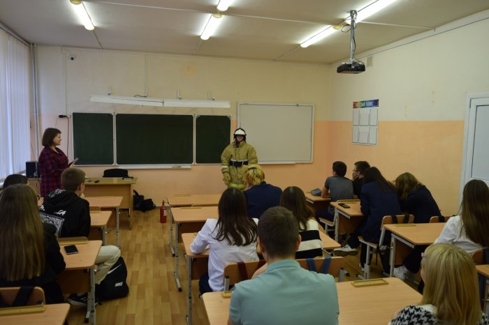 Специалисты «Пожарного гарнизона» провели занятие по профориентации в МАОУ СОШ № 21